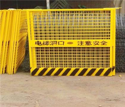 羅定市足球場圍欄廠 足球場圍欄保養 分層式足球場圍欄