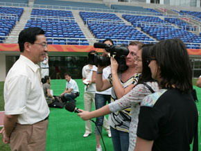 外交部和天津市聯合組織外國駐華記者赴天津采訪